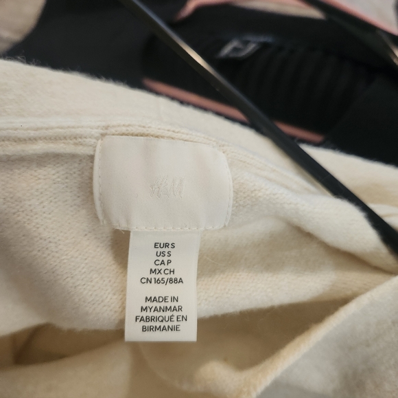 H&M Women's v-neck sweater, off-white, S - Picture 2 of 3